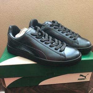 Woman’s 7.5 Metallic Pumas